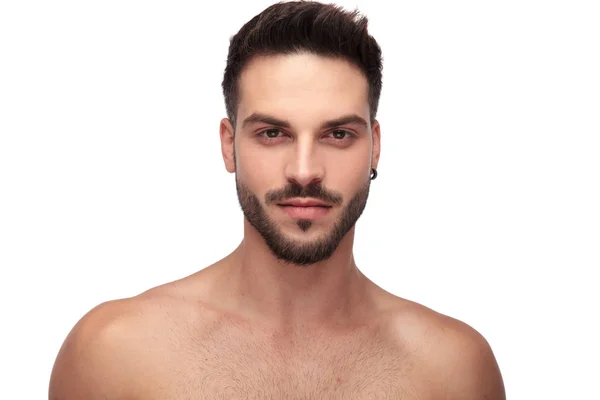 Affascinante uomo svestito con la barba in cerca di fotocamera — Foto Stock