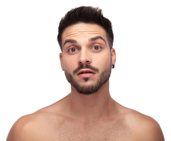 Homme déshabillé avec la barbe regardant curieux avec de grands yeux — Photo