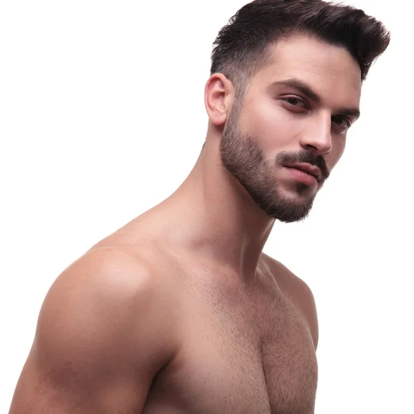 Sidoutsikt över en avklädd man med skägg ser charmig — Stockfoto