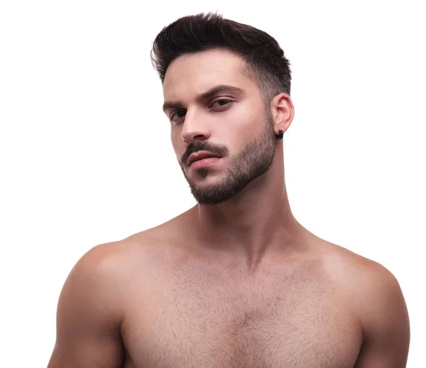 Vista lateral de um homem sem barba topless olhando confiante — Fotografia de Stock