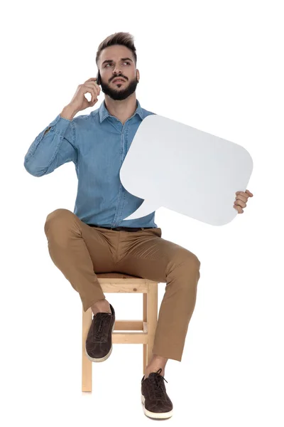 Człowiek rozmawia przez telefon trzymając puste mówić chmura — Zdjęcie stockowe