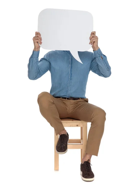 Hombre en azul jeans camisa esconderse en blanco hablar burbuja — Foto de Stock