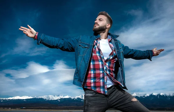 Joven hombre casual sentirse poderoso mientras respira el aire fresco —  Fotos de Stock