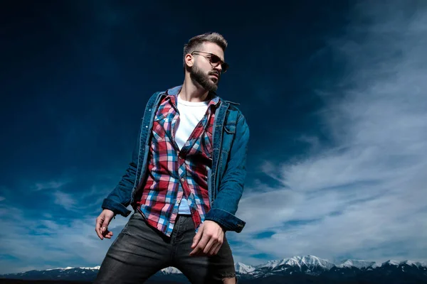 青い空と山に立つクールなファッションマン — ストック写真