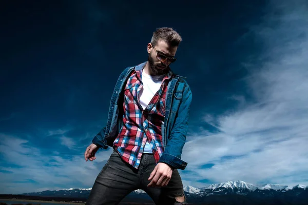 Pose dramática de um jovem homem casual ao ar livre — Fotografia de Stock