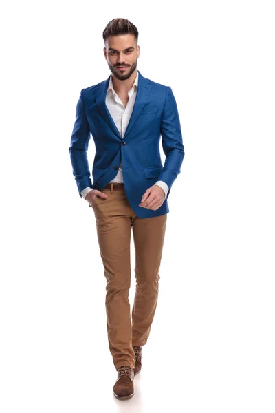 Uomo di moda in giacca e cravatta camminare con mano in tasca — Foto Stock