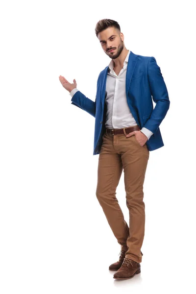 Unrasierter Typ im Anzug zur Begrüßung mit der Hand in der Tasche — Stockfoto