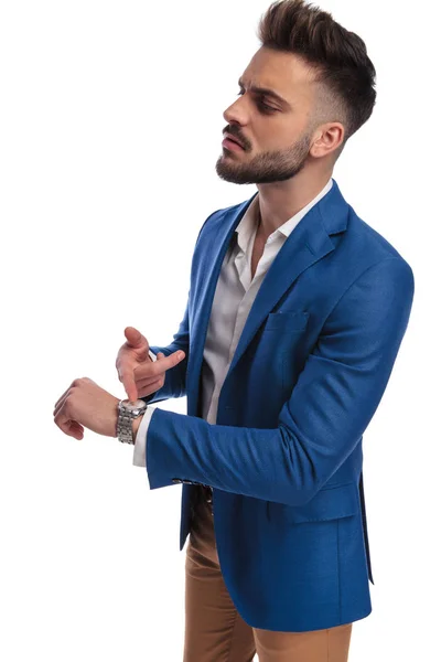 Arrogant man in suit pointing his finger to his watch — Stock Photo, Image