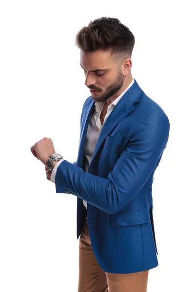 Tipo fresco en traje comprobar el tiempo en su reloj — Foto de Stock