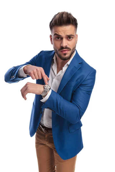 Geç olduğunu gösteren bilek saatine parmak la işaret eden adam — Stok fotoğraf