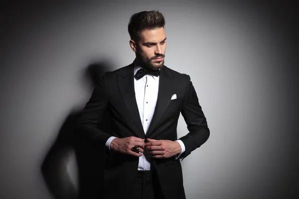 Fashion man in zwarte Tuxedo unbuttoning zijn pak — Stockfoto