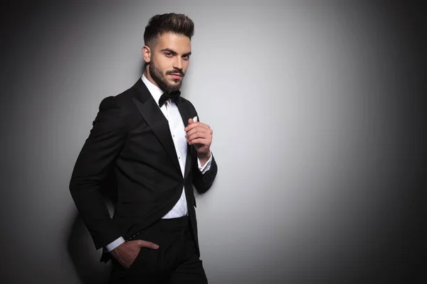 Bel ragazzo in smoking nero che tiene la mano in tasca — Foto Stock