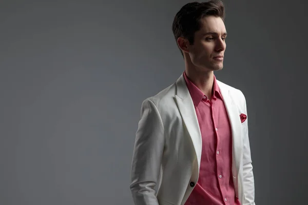 Hombre de moda en camisa roja de pie con las manos en los bolsillos — Foto de Stock