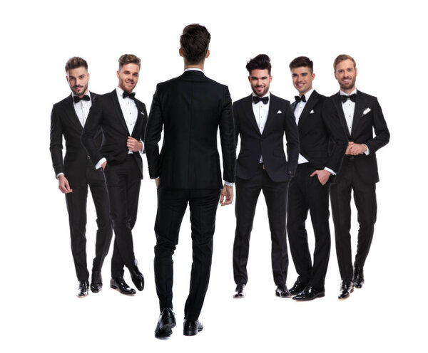 вид сзади человека, идущего, чтобы присоединиться к своей команде
