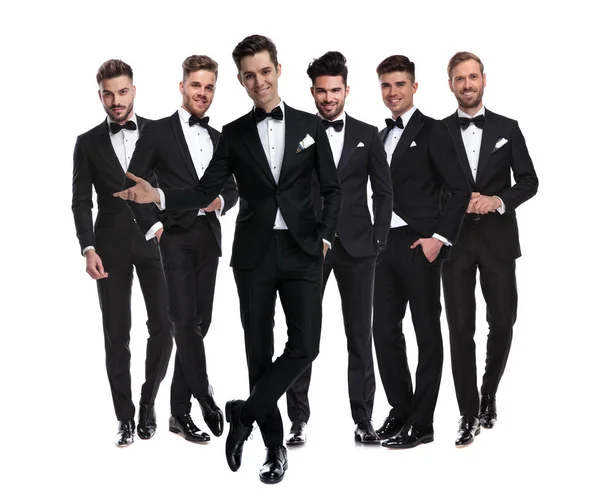 Gelukkig elegante man in Tuxedo presenteren zijn team — Stockfoto