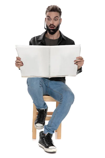 Düşmüş güneş gözlüğü ile adam gazete okuma — Stok fotoğraf