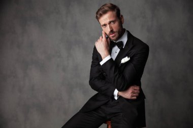 Düşünceli genç adam bir düşünme duruşu oturan