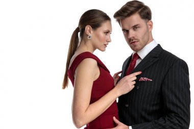 Kendinden emin aşık çift birbirlerini kucaklıyor