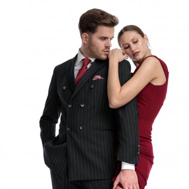 Tutkulu çift zarif giyinmiş olmak