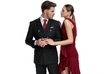 O romantik onun dokunuyor iken tutkulu çift bakıyor