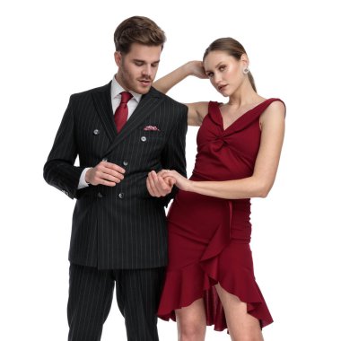 Kız arkadaşının elini tutan romantik adam