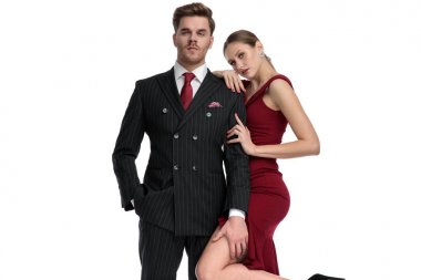 Kameraya bakan kendinden emin çift 