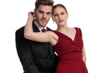 Büyüleyici çift romantik kameraya bakıyor