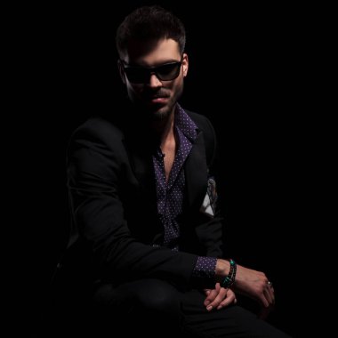 Kameraya bakan ciddi görünümlü adam