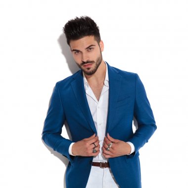 Kameraya bakan kendinden emin görünümlü adam