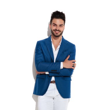 Kollarını göğsüne katlanmış mutlu genç adam