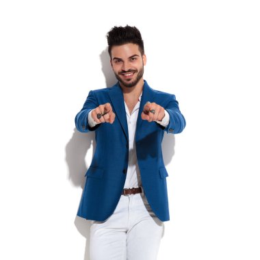 Jolly adam kamerayı işaret