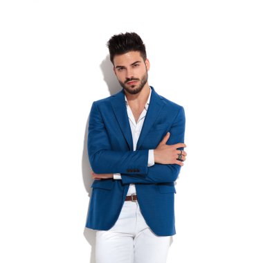 Ciddi görünümlü adam kollarını çapraz ayakta