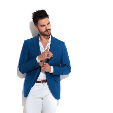 Şaşkın genç adam kolunu tamir