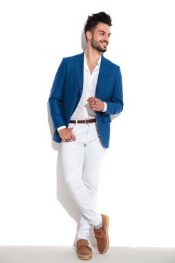 Elini cebinde tutan büyüleyici adam