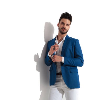 Kararlı adam uzağa bakıyor ve kolunu ayarlıyor