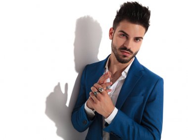 Sevimli adam onun yüzük ayarlama arıyor