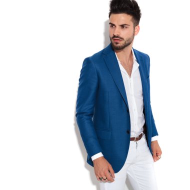 Omzunun üzerinden yan bakarak şaşkın adam 