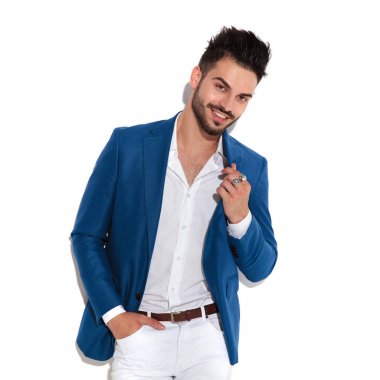 Çekici adam ceketini ayarlıyor