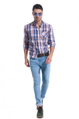 Kararlı adam yürüyüş ve kameraya doğru bakıyor