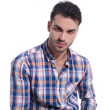 Yakışıklı adam romantik kameraya bakıyor