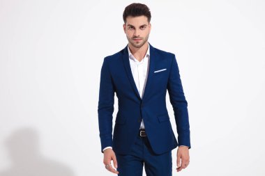 Yakışıklı genç adam cesurca kameraya bakıyor