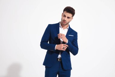 Şaşkın adam yan bakıyor ve onun kol sabitleme