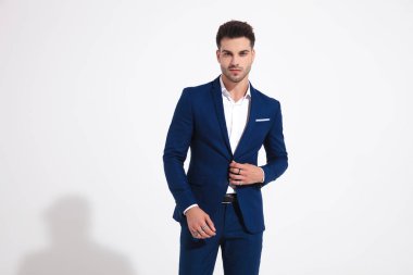 Sevimli adam romantik kameraya bakıyor 