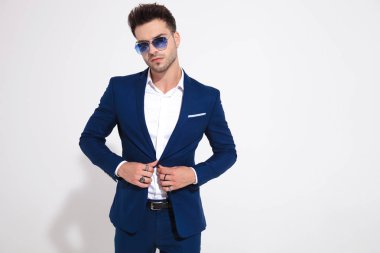 Üzgün model kameraya bakıyor ve ceketini sabitleme 