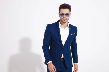 Kameraya bakan kendinden emin görünümlü adam 