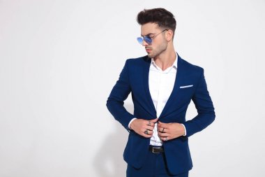 Ceketinde ellerini tutan yakışıklı adam