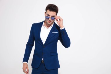 Kameraya romantik bir bakış la çekici model