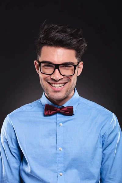 Chico de aspecto feliz con gafas y traje mientras sonríe — Foto de Stock