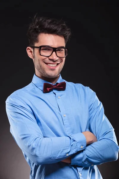 Beau mâle debout avec son bras croisé — Photo