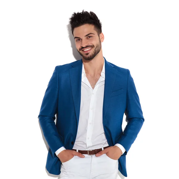 Bonito homem sorrindo e olhando para a câmera — Fotografia de Stock